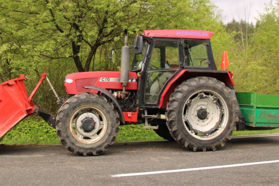 V Starih Žagah traktor do smrti povozil otroka