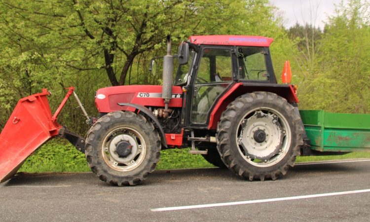 V Starih Žagah traktor do smrti povozil otroka