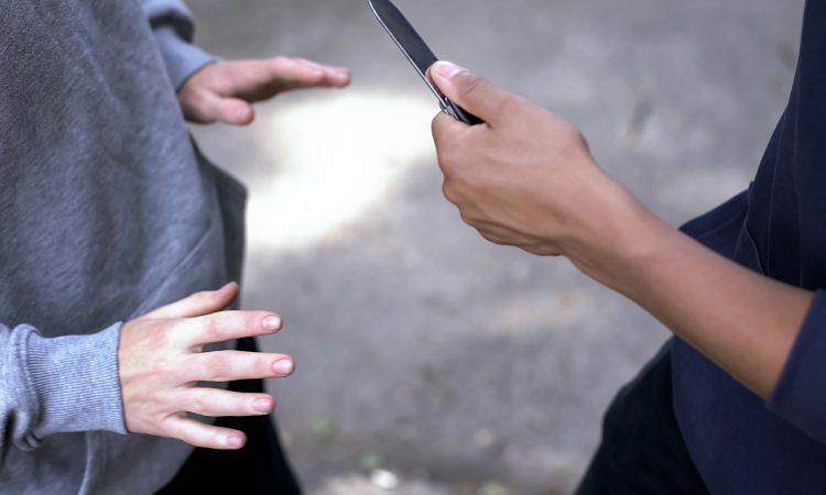 V Kranju 28-letnik z ostrim predmetom huje poškodoval drugega moškega