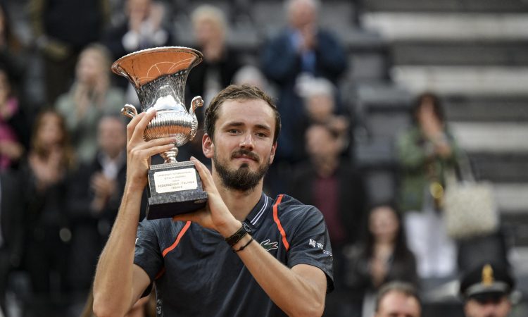 Medvedjev v Rimu do 20. naslova in prvega na pesku