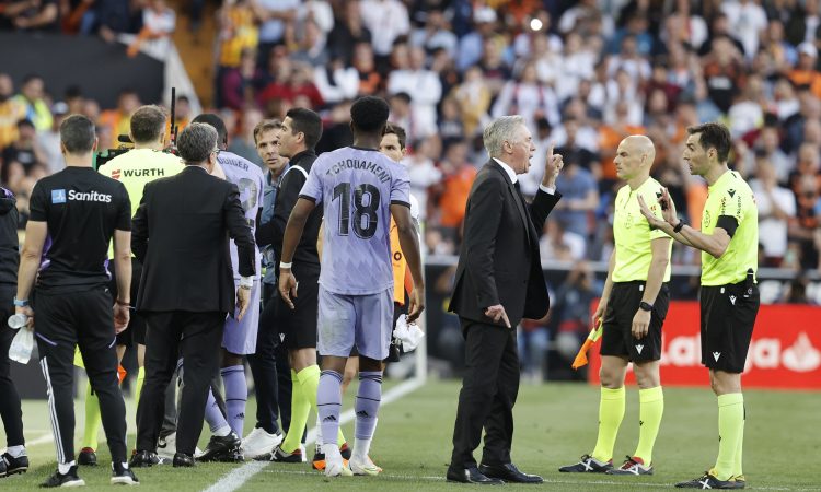 Valencia v kaotični tekmi z Real Madridom do treh dragocenih točk