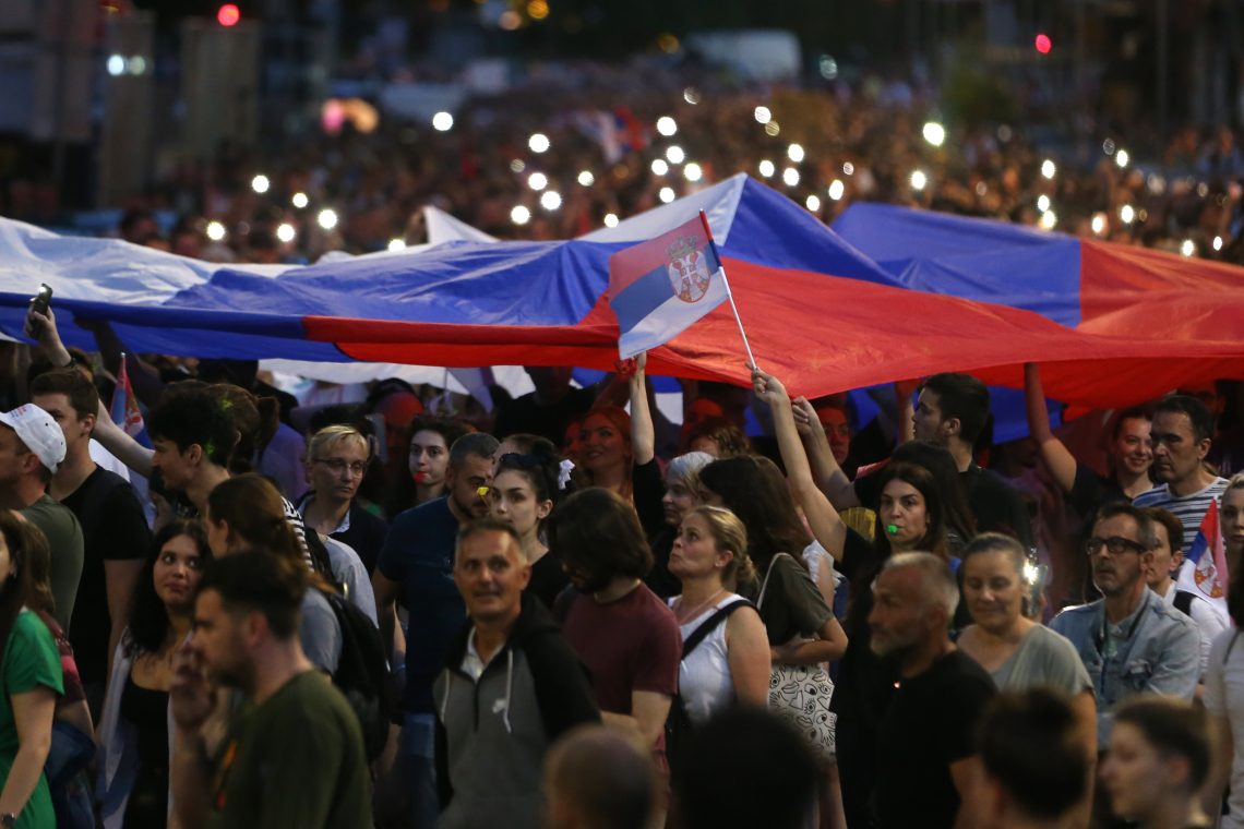 V Beogradu na shodu proti nasilju znova več deset tisoč ljudi
