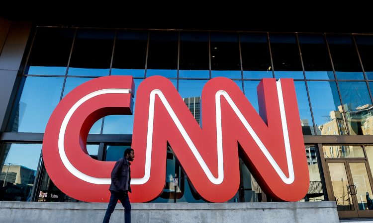 1. julij: Oddajati začne Cable News Network (CNN)