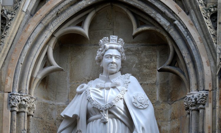 2. julij: Okronana britanska kraljica Elizabeta II.