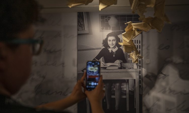 6. julij: Družina Anne Frank se preseli v skrivališče v amsterdamski hiši