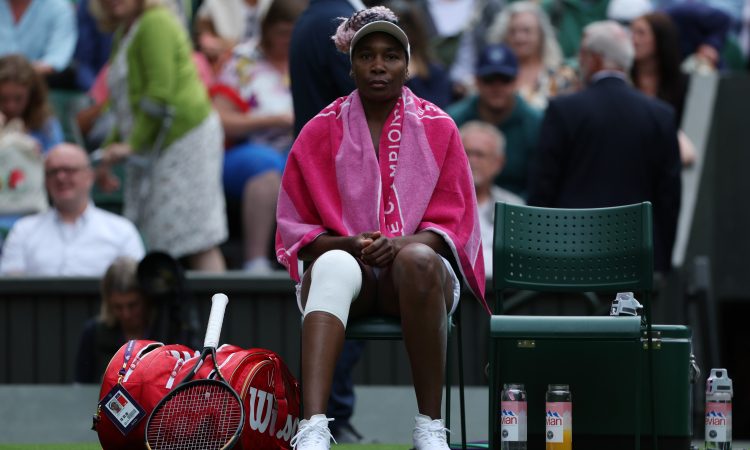 Venus Williams spodrsnilo že na prvi oviri, trava jo je 