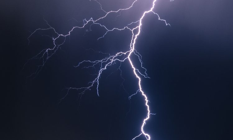 V več delih države neurja z močnim vetrom, ponekod motena dobava električne energije