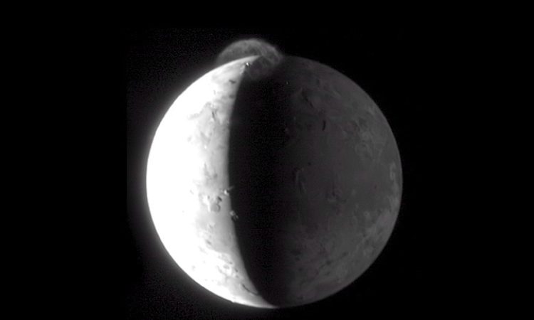 14. julij: po devetih letih potovanja vesoljska sonda New Horizons doseže planet Pluton