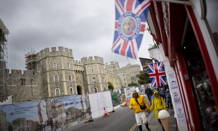 17. julij: Britanska kraljeva družina prevzame priimek Windsor