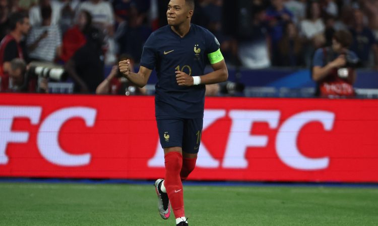 PSG naj bi Mbappeju ponudil milijardo evrov