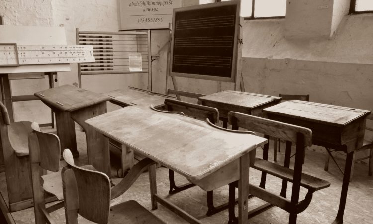 22. julij: Združeno kraljestvo kot zadnja država odpravi tepež v šolah
