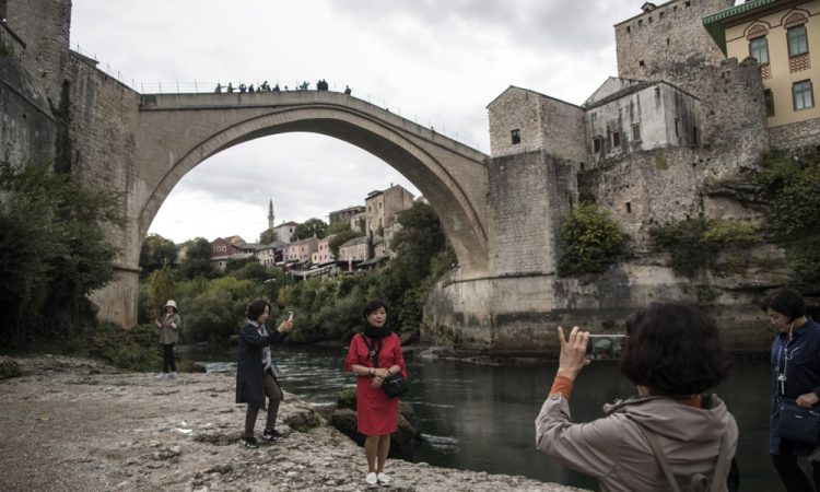23. julij: po 11 letih ponovno zgrajen Stari most v Mostarju