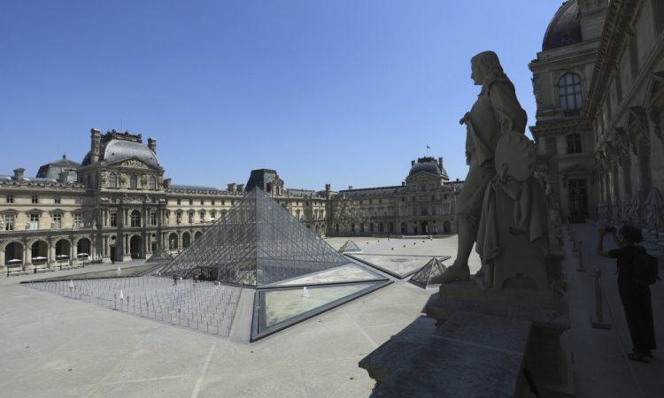 27. julij: ustanovljen muzej Louvre