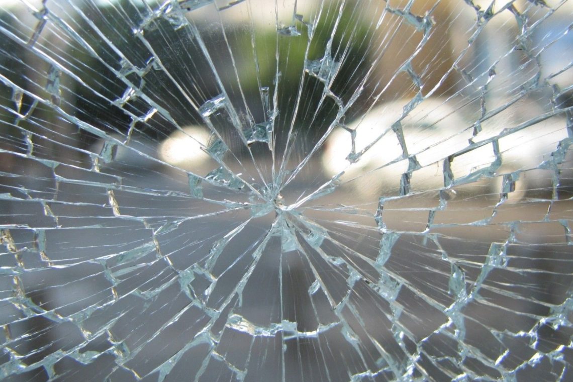 Na Tolminskem starejši voznik zapeljal s ceste skozi betonski zid in pristal na latniku za trto