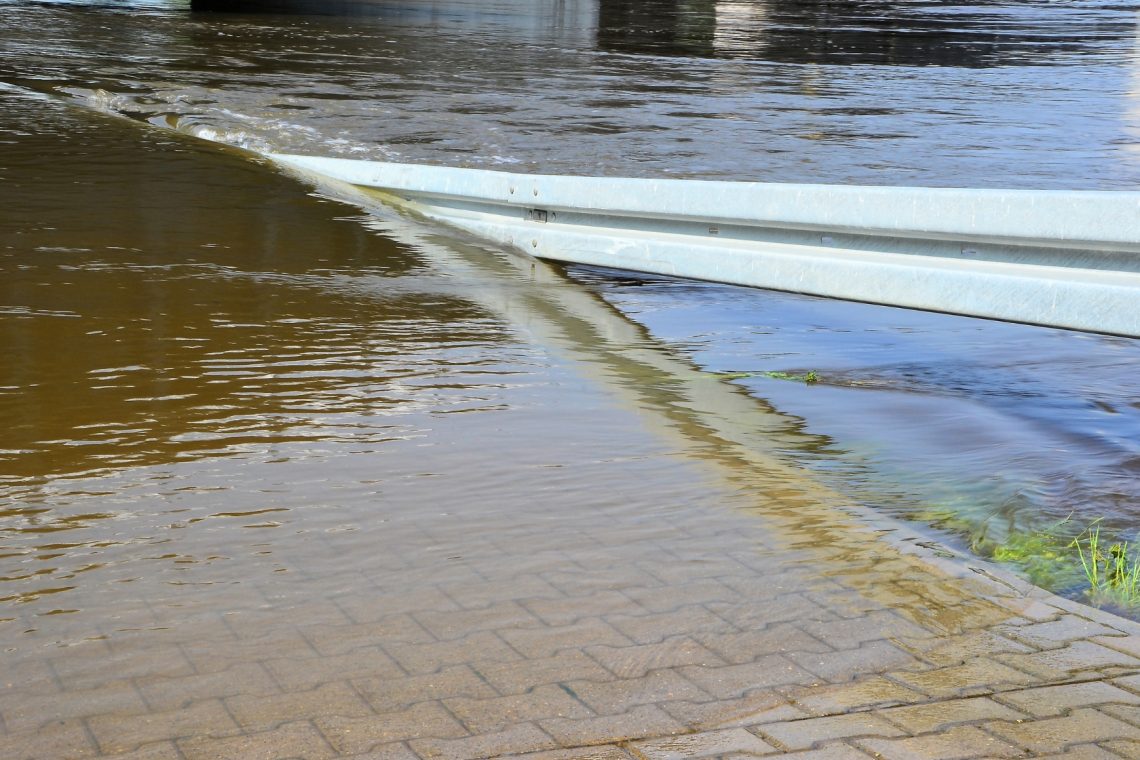 Gorenjska pod vodo, težave povzročajo tudi plazovi