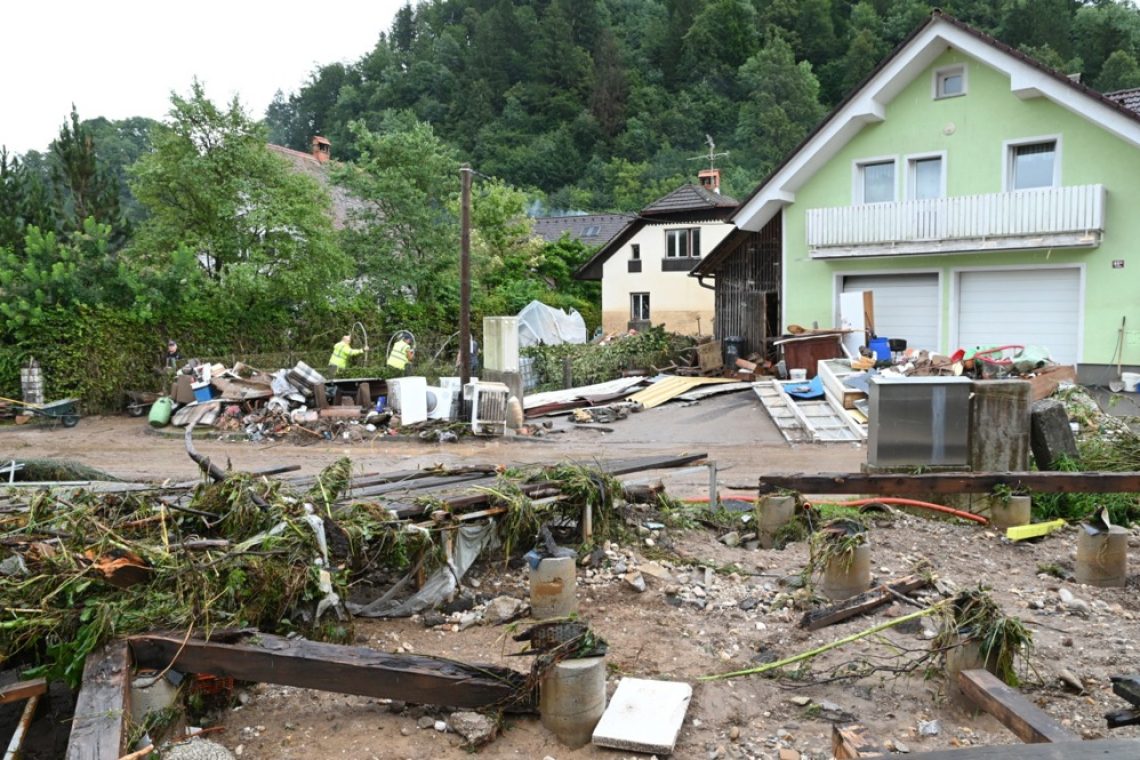 V Slovenijo prihaja pomoč iz tujine