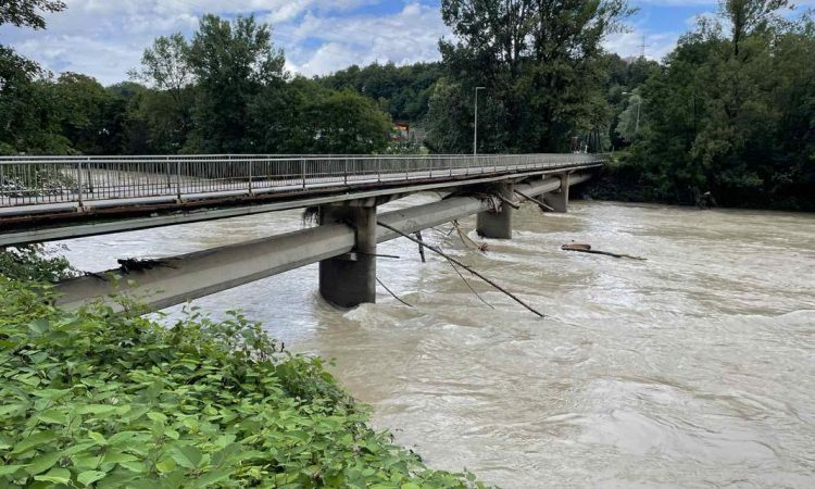 V Kranju opozarjajo na poškodovano kanalizacijsko cev pod planiškim mostom