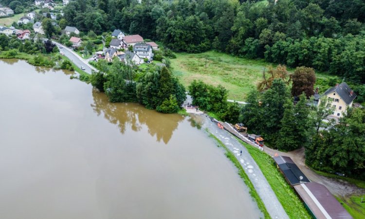 Na Prevaljah pričakujejo montažni most, v regiji pomagajo številni prostovoljci 