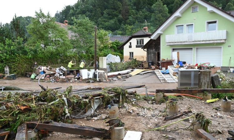 Po podatkih civilne zaščite danes pri sanaciji po poplavah pomaga približno 3000 prostovoljcev 