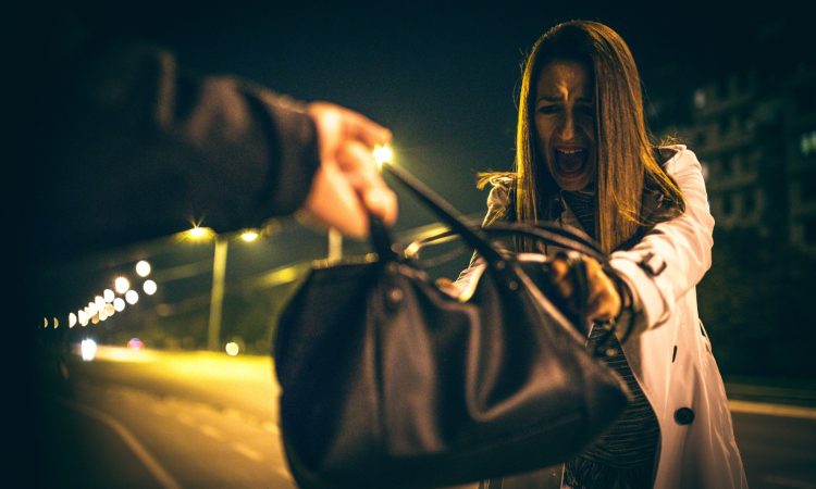 Neznani storilec med poskusom tatvine lažje poškodoval tujo državljanko