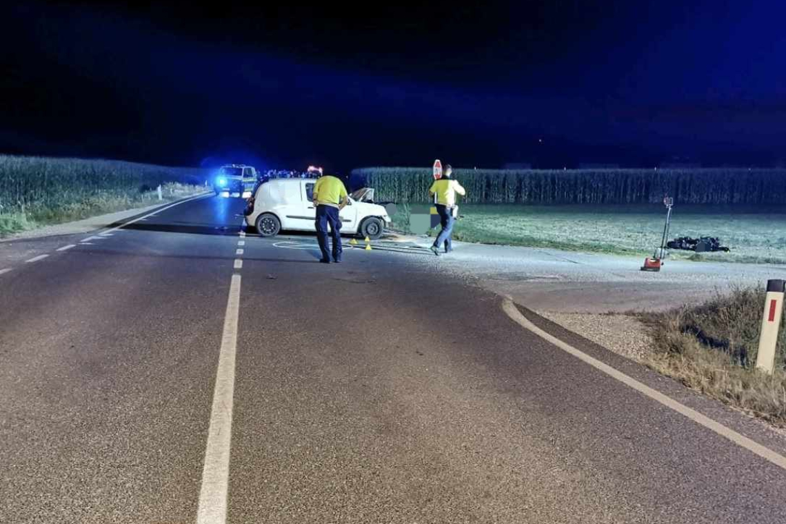 V prometni nesreči pri Britofu umrla voznik motornega kolesa in njegov sopotnik