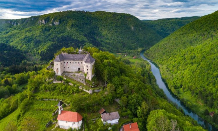 Občini Kostel za urejanje gradu Kostel odobrenih 92.000 evrov