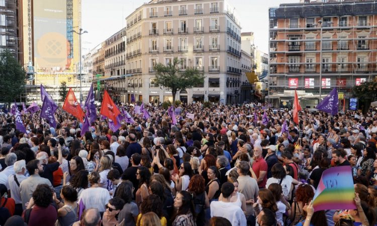 Rubiales na grafitu v Barceloni poljublja Tysona