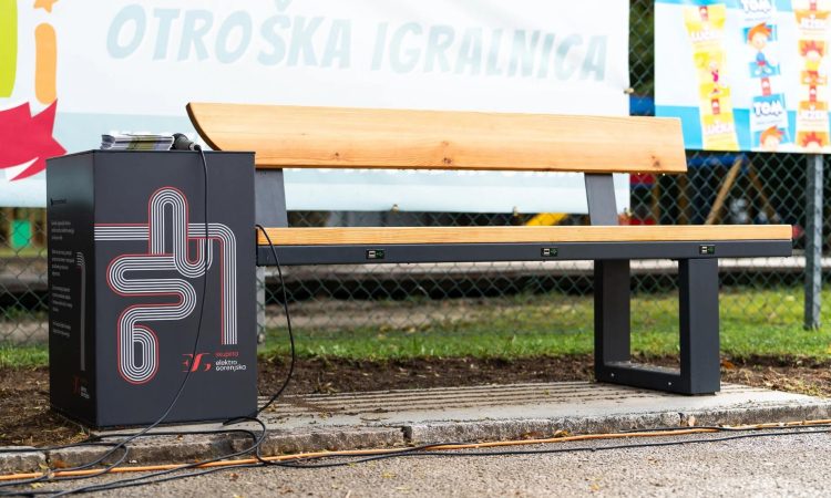 Kranj bogatejši za štiri urbane eko pametne klopi