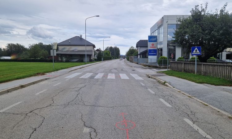 Kranjski policisti iščejo voznika rdečega avtomobila