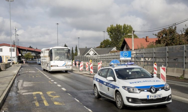 Na Obrežju prijeli voznika kombija zaradi nezakonitega prevoza tujcev