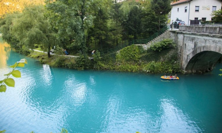 Med raftanjem na Soči pri naselju Trnovo eden umrl, dva poškodovana 