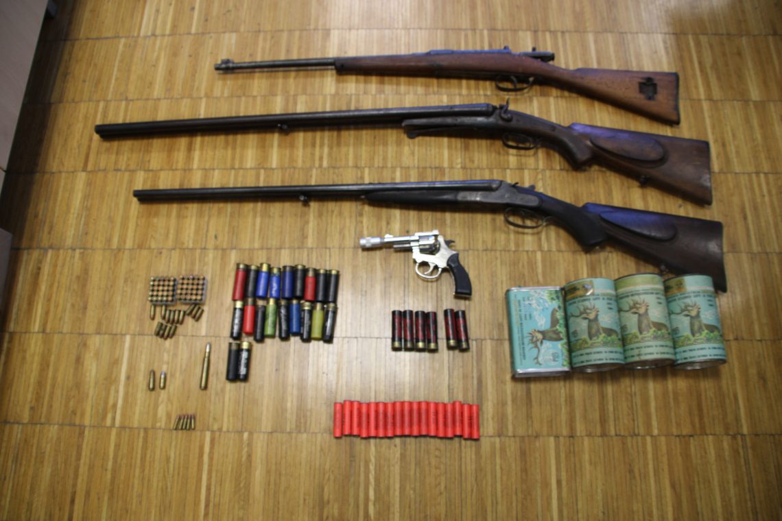 V hišni preiskavi pri 66-letniku zasegli tri puške, revolver in kilogram smodnika