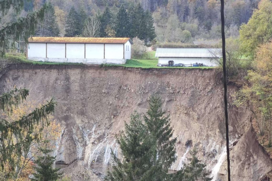 Zemeljski plaz ogroža vojašnico na Bohinjski Beli