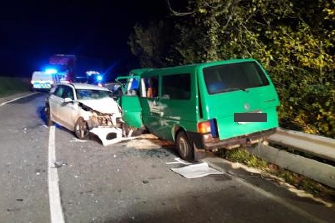 Ponoči v prometni nesreči urmla sopotnica v kombiniranem vozilu