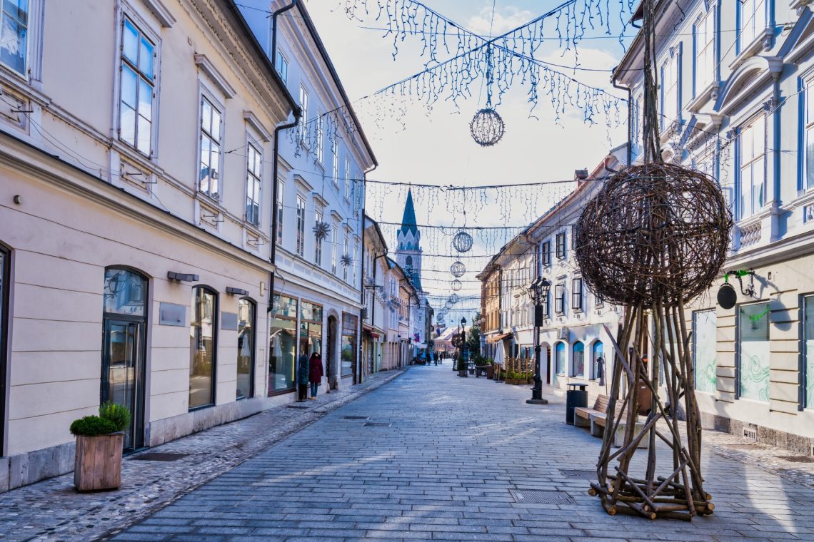 Tudi v Kranju prižgali novoletno okrasitev