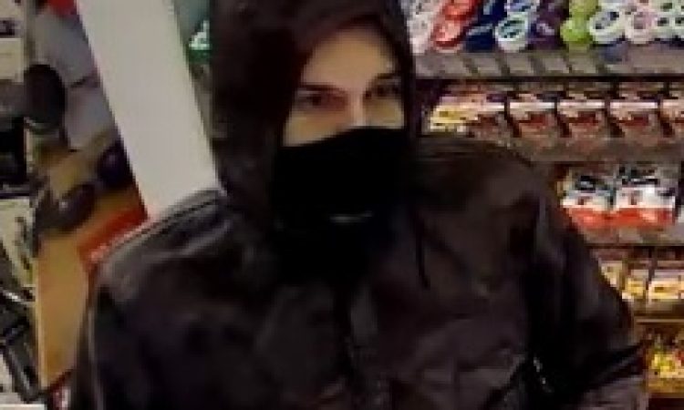 Mariborski policisti iščejo roparja starega med 20 in 30 let