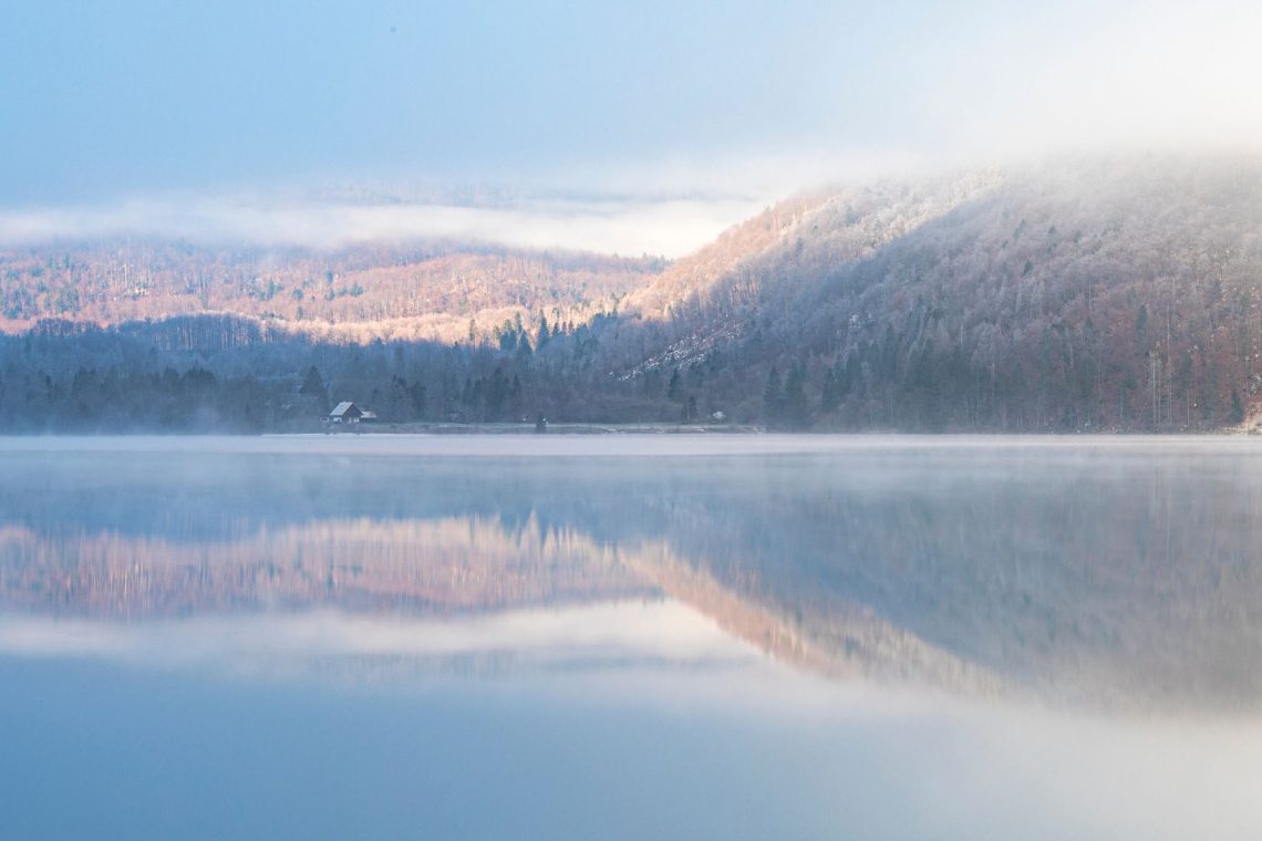 V občini Bohinj plaz odnesel tri alpiniste