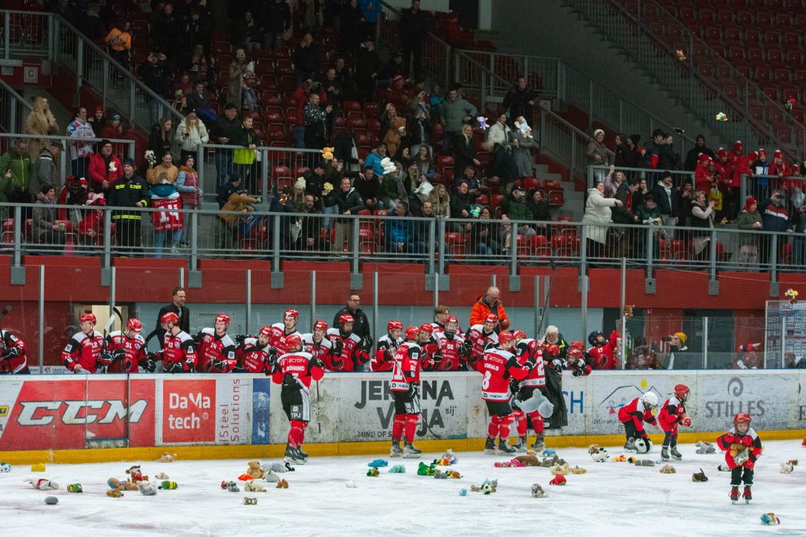 Jeseniški hokejisti z navijači zbrali 878 plišastih igrač za jeseniško bolnišnico