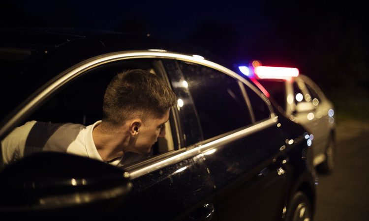 Med begom pred policisti večkrat trčil