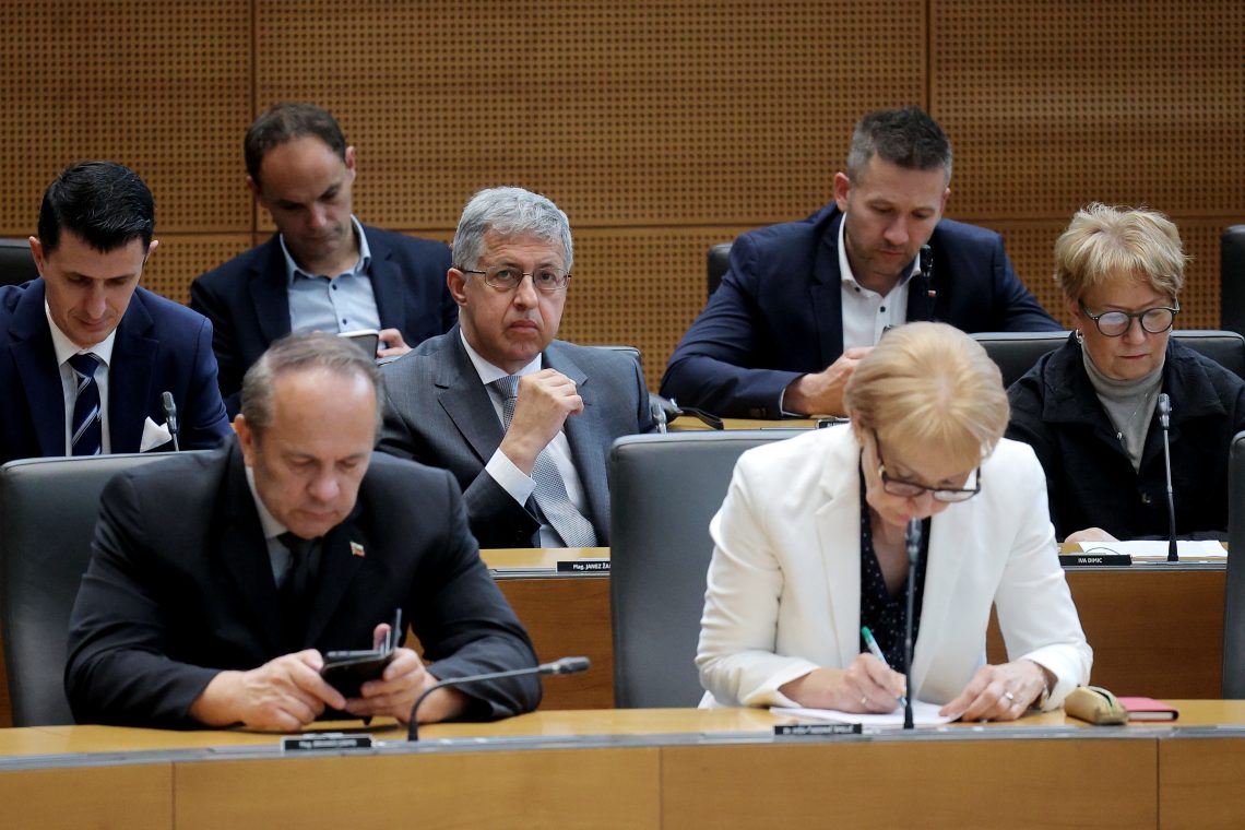 Referendumov o vladi, nastanitvah migrantov in testiranju funkcionarjev na droge ne bo