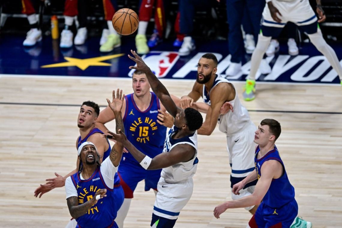 Minnesota v Denverju premagala branilce naslova in povedla v dvoboju