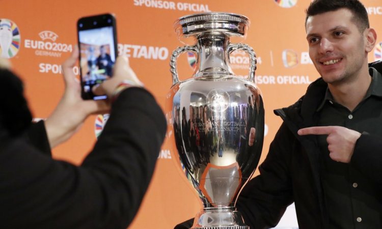 Uefa si od EP v Nemčiji obeta 2,4 milijarde evrov prihodka