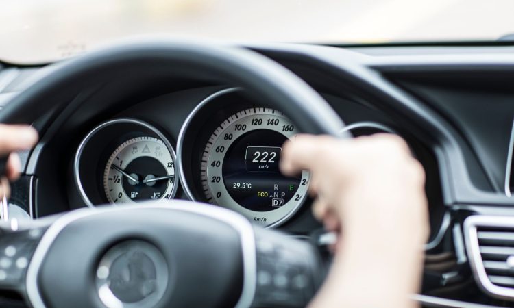 Mlada voznica iz okolice Maribora po avtocesti z več kot 200 kilometri na uro