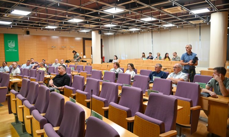 Na krški občini po nesklepčnosti seje občinskega sveta opozarjajo na finančne posledice
