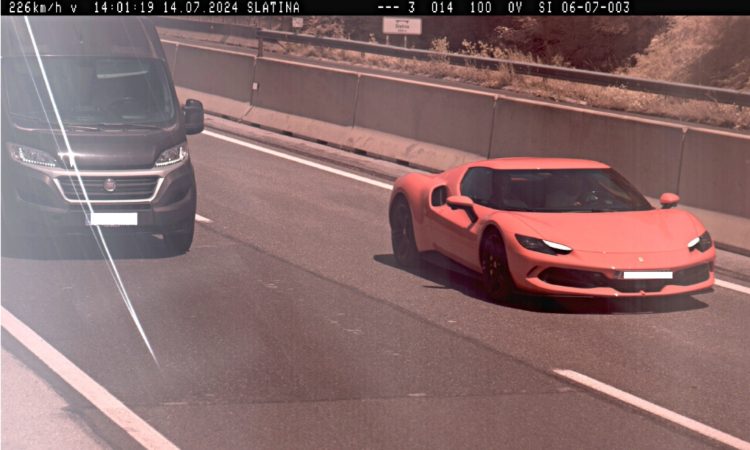 Voznik Ferrarija po avtocesti drvel 226 km/h, motorist na avtocesti prehiter, pijan in brez vozniškega dovoljenja