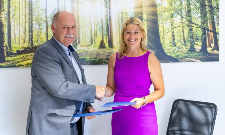 Podpisana pogodba za težko pričakovano obnovo domžalskega kopališča