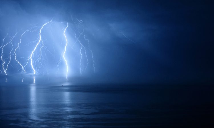 Zaradi neurij več zalitih prostorov in podrtih dreves