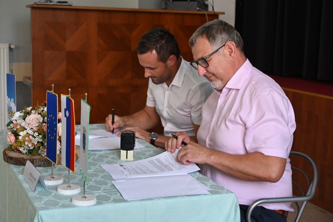 Podpis pogodbe za izgradnjo kanalizacije in rastlinske čistilne naprave v Loki pri Zidanem Mostu