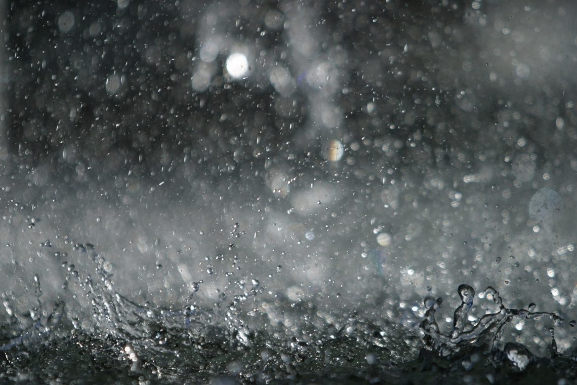 Zaradi obilnih padavin na Obali težave v prometu