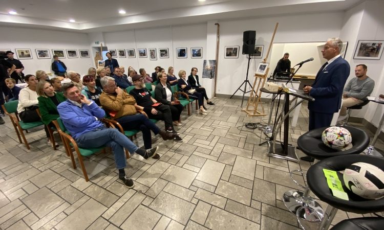 Na dražbi fotografij posledic ujme in predmetov športnikov zbrali 12.400 evrov, znesek še raste